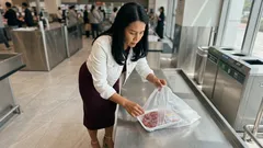 비닐봉지 안 열릴 때 10초 만에 해결하는 마트 꿀팁