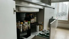 북엔드로 만드는 2단 조미료 선반, 싱크대 아래 수납이 깔끔해지는 정리법