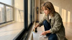 젓가락과 낡은 스펀지로 샤시 레일 먼지 3분 만에 훑어내는 법