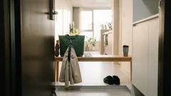 3COINS 재킷 홀더 후기: 벗은 코트, 손 안 쓰고 가방에 고정해봤어요