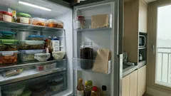 커피 찌꺼기로 냉장고 냄새 제거하는 법, 빈 병 하나면 끝