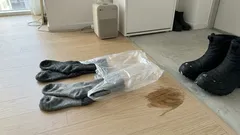 비닐봉지 한 장으로 발 시림 줄이는 법, 양말 사이에 끼우기만 하면 끝