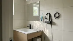 필름형 후크 하나로 욕실이 깔끔해지는 공중 수납 정리법