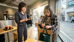 지퍼 없는 토트백, 손잡이만으로 입구 빠르게 묶는 법