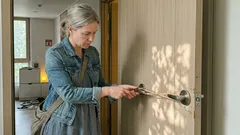 고무줄 1개로 문 ‘딸깍’ 소리 줄이는 30초 생활 꿀팁