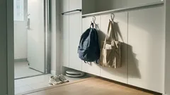 S자 고리 하나로 현관 가방 정리 끝, 바닥에 안 두는 수납법