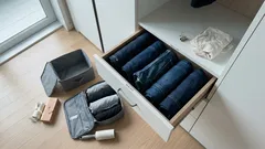 서랍이 넓어지는 청바지 접는 법, 부피 줄이고 흐트러짐까지 잡는 8단계