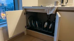 책꽂이 2개로 끝내는 찬장 정리, 냄비뚜껑 세로 수납 꿀팁