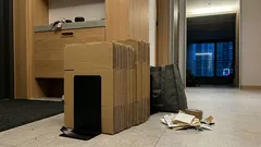 북엔드 2개로 끝내는 현관 택배박스 정리, 넘어짐 스트레스 줄이기