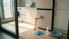 버리려던 스타킹과 옷걸이로 3분 만에 끝내는 틈새청소 꿀팁