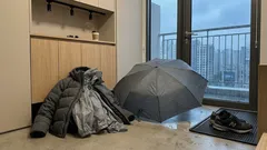 다운재킷 안에 레인코트 한 겹, 체감온도 올리는 겨울 레이어링 팁