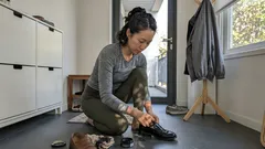 구멍 난 스타킹 버리기 전, 청소·세탁에 다시 쓰는 3가지 방법