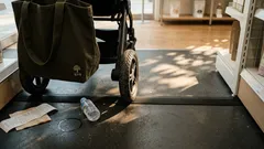 매장 통로에 유모차 세웠다 사고 나면 누구 책임일까