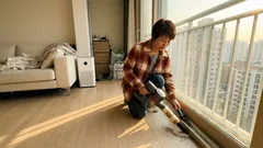 휴지심 하나로 창틀 레일 청소 끝내는 방법, 일회용 틈새 노즐 만들기